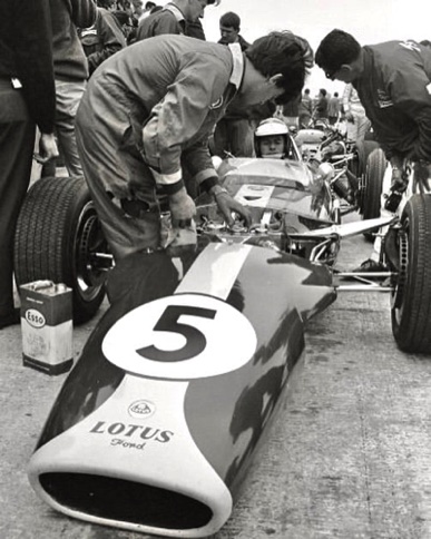 Silverstone : les dessous du train avant de la Lotus 49... Silverstone : les dessous du train avant de la Lotus 49...
